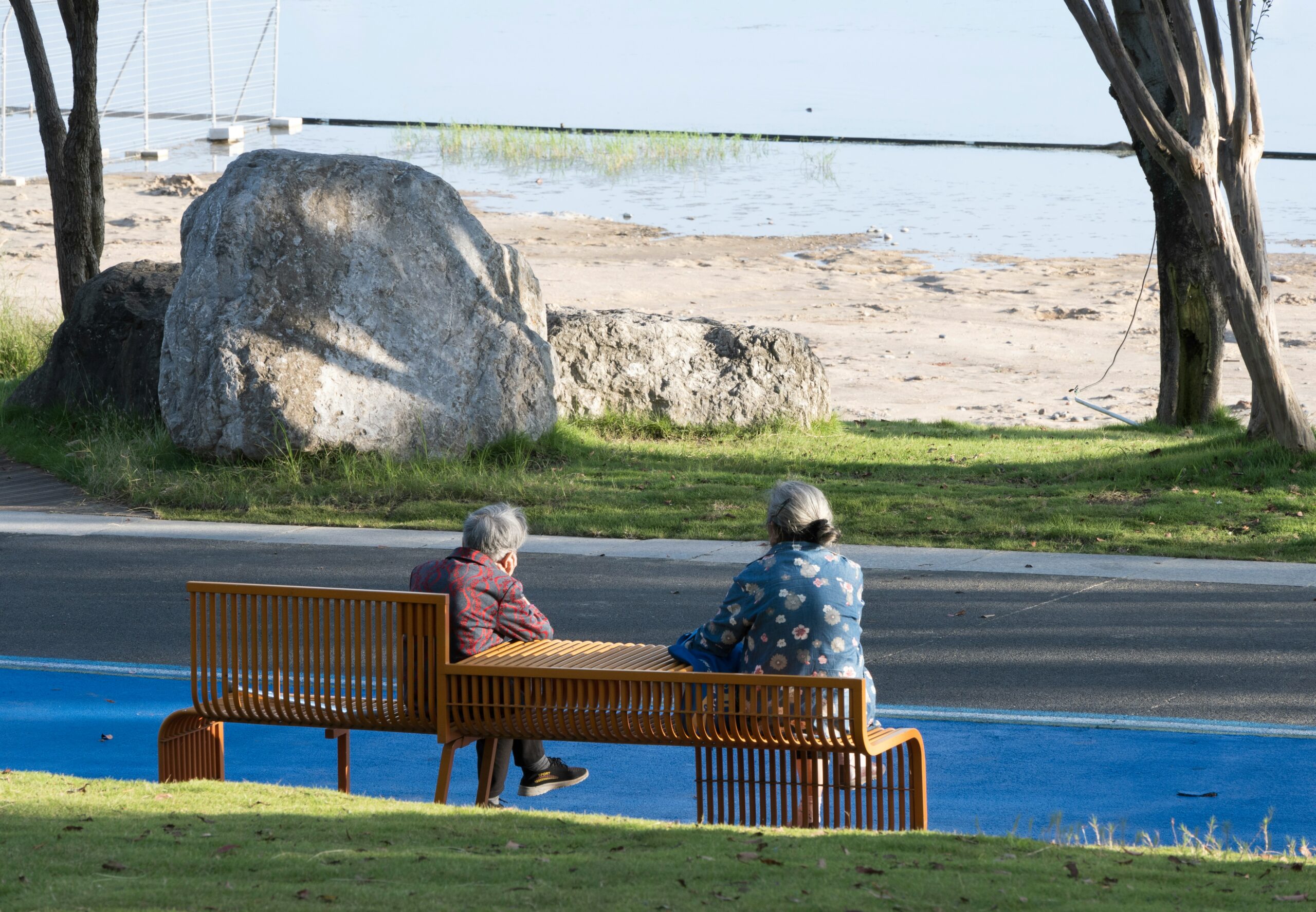 Senior rozmawiający z doradcą